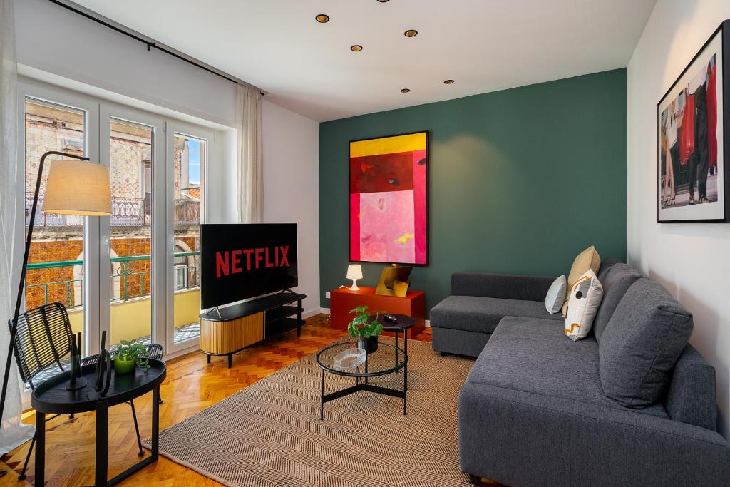 un soggiorno con divano e TV di WHome Prime Location w AC 3-Bed Duplex Perfect for Families ONLY a Lisbona