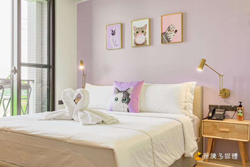 una camera da letto con un letto con un giocattolo per gatti di Mika BnB a Shih-t'ou-wei