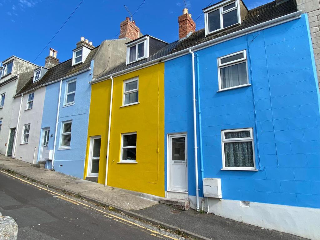 Yellow Cottage near Chesil Beach, Fortuneswell (updated prices 2024)