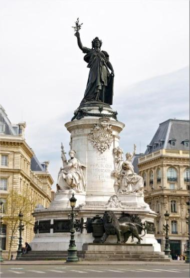 une statue d'un homme au sommet d'un monument dans l'établissement Gorgeous place, center Paris ,close to Louvre Meusm and Eiffel Tour, à Paris