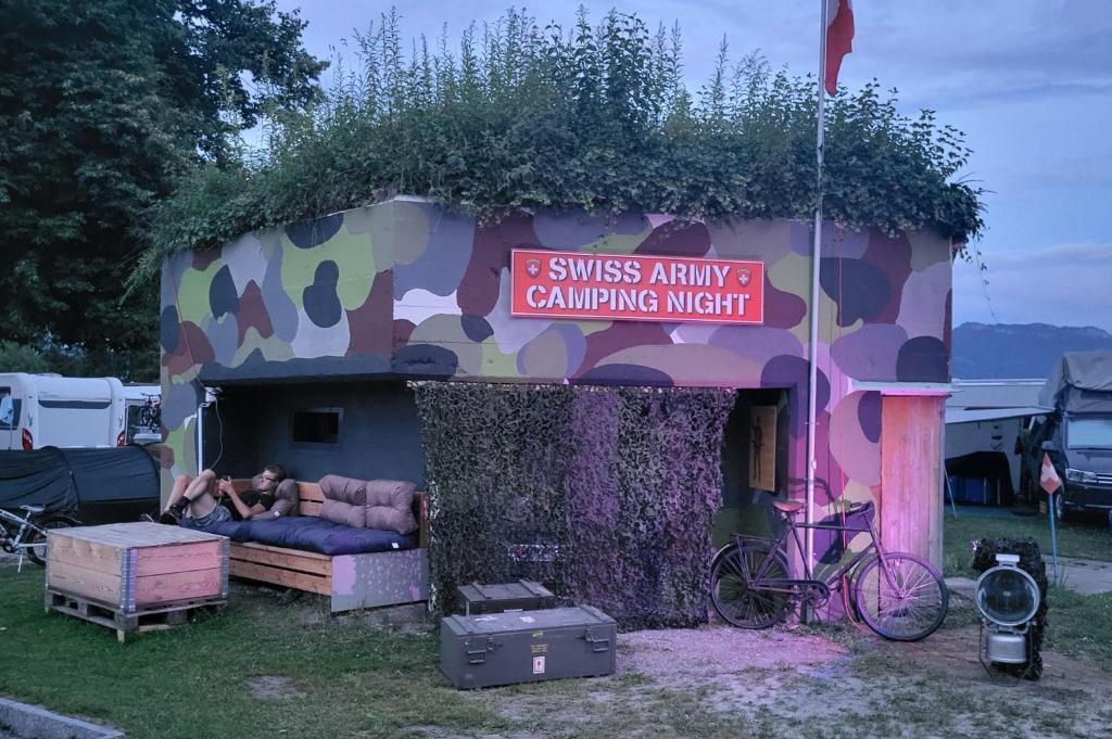 Zahrada ubytování Swiss Army Camping Night / Militärbunker