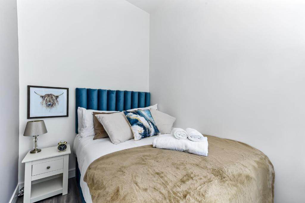 a bedroom with a bed with towels on it at Comfy and Contemporary One Bedroom Flat in London