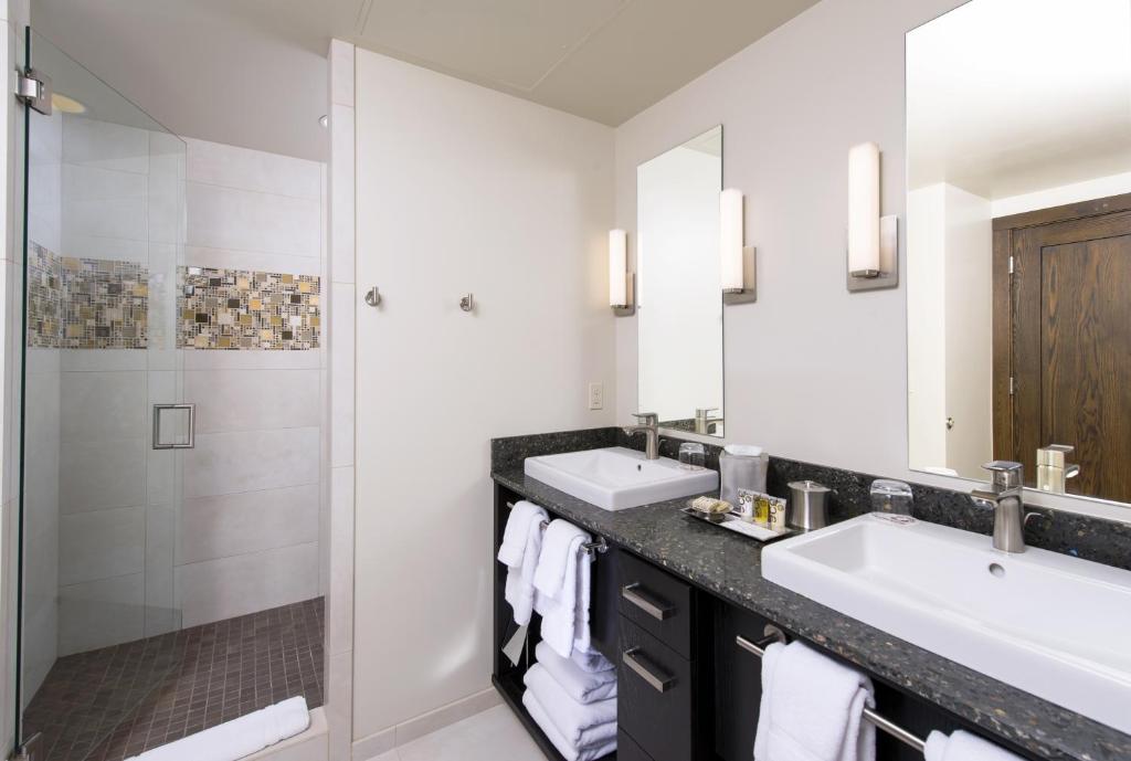 Tetherow Hotel - Deluxe Corner King Room With Southern View