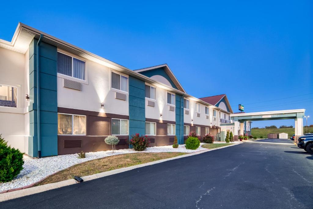 vistas a la calle de un edificio con aparcamiento en Quality Inn & Suites Springfield Southwest near I-72, en Springfield