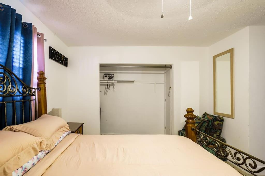 una camera con letto e armadio di cheerful 1-bedroom 1bath at Fort Lauderdale FL a Fort Lauderdale