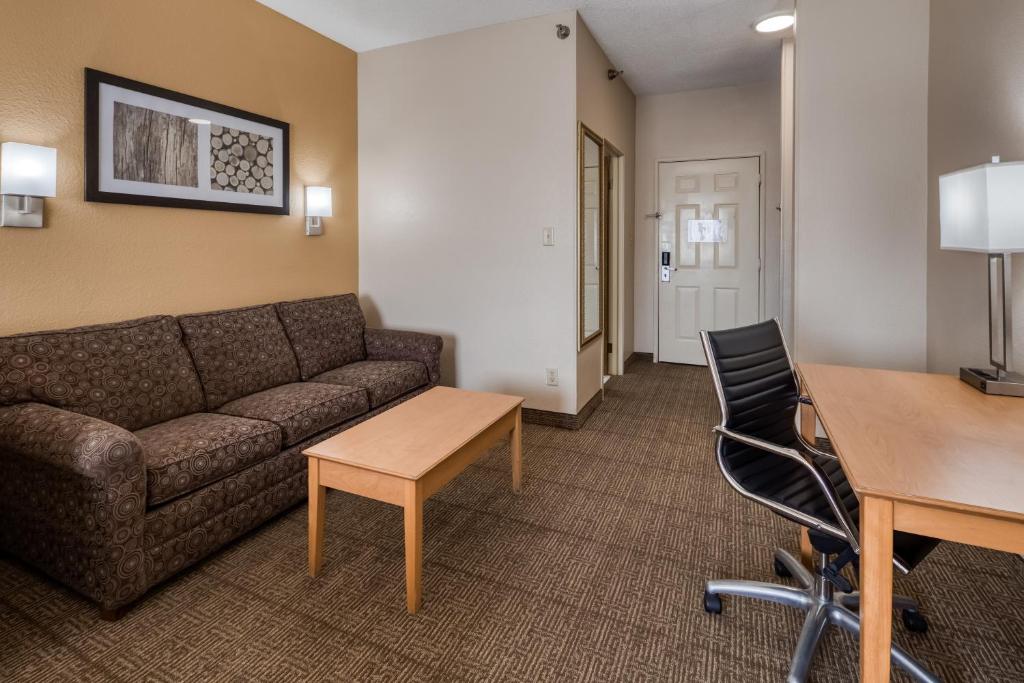 Quality Inn & Suites Springfield Southwest near I-72 photo