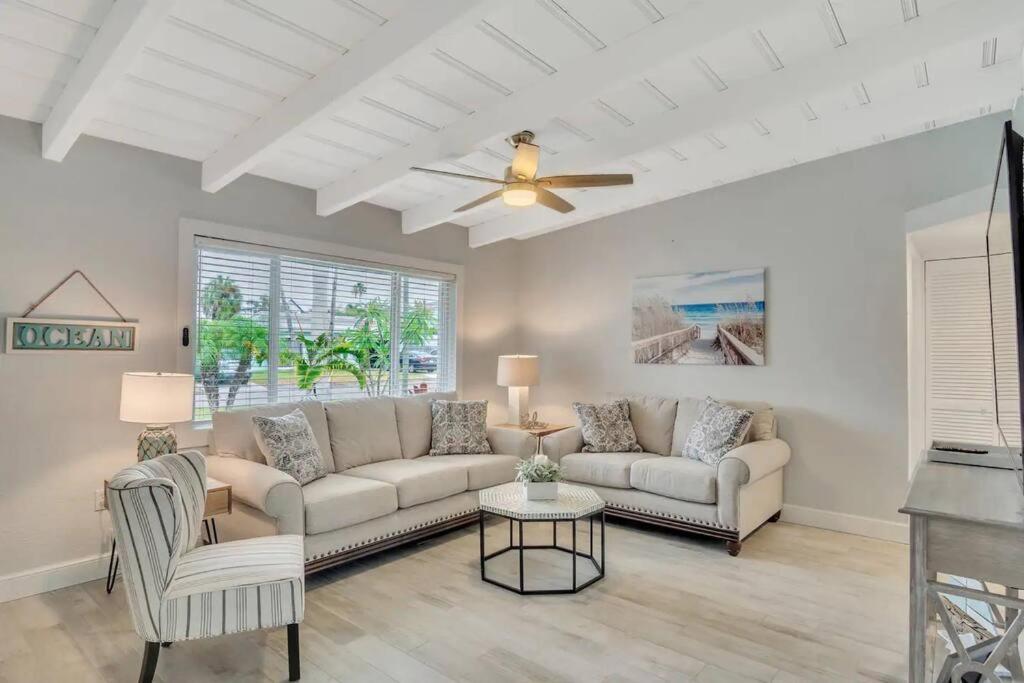 uma sala de estar com 2 sofás e uma ventoinha de tecto em Premium and Charming Fully Equipped Beach House em St. Pete Beach