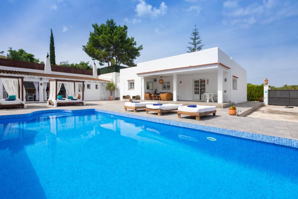 una piscina frente a una villa en Villa in Ibiza Town with private pool, sleeps 10, en Sant Rafel de sa Creu