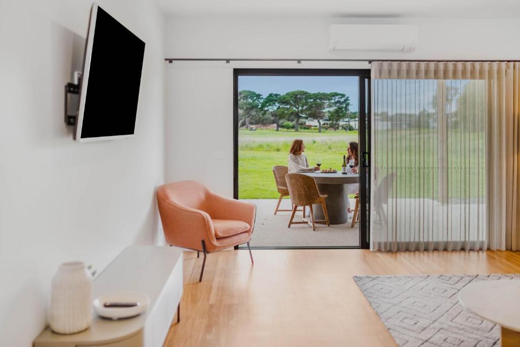 TV a/nebo společenská místnost v ubytování 13th Beach Golf Lodges