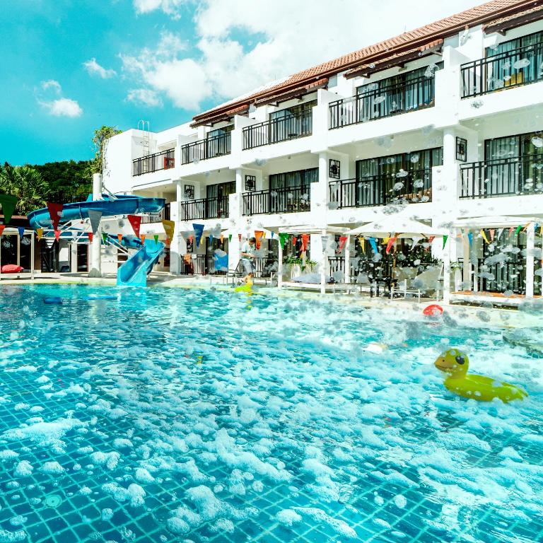 Bazén v ubytování Holiday Inn Resort Phuket Karon Beach by IHG nebo v jeho okolí