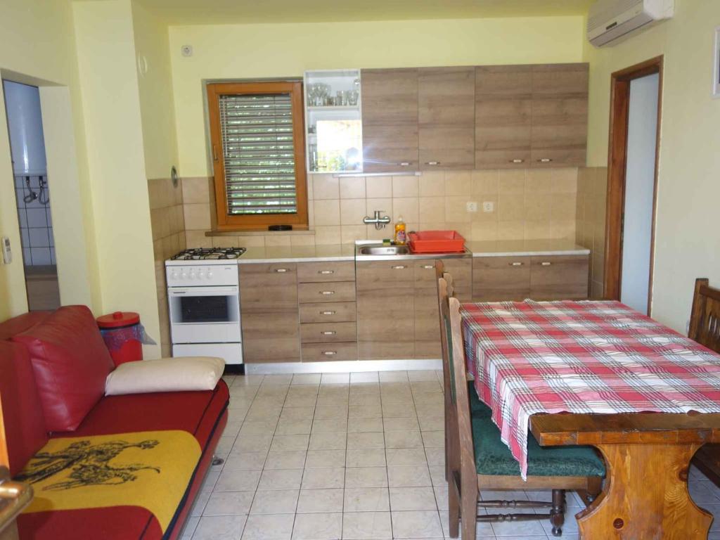 Kuchyňa alebo kuchynka v ubytovaní Apartments in Povile 43077