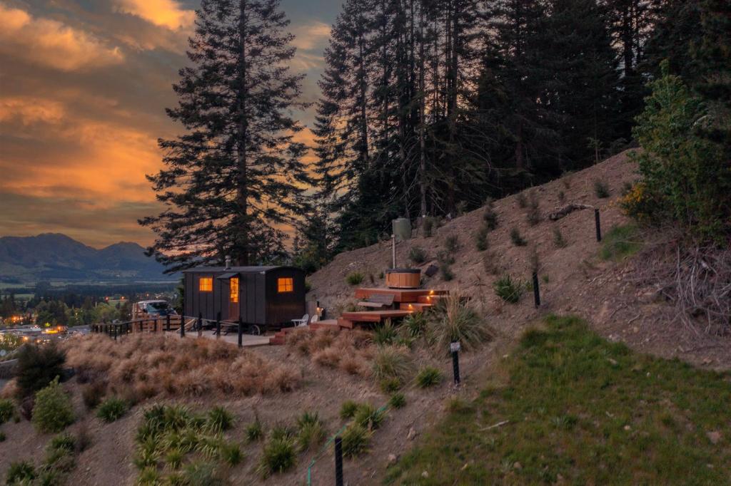 The Shepherds Hut - boutique retreat. - Resim 21