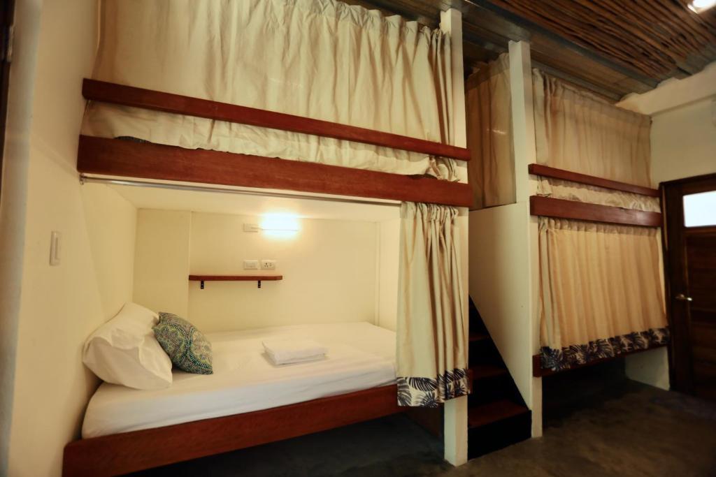 Postel nebo postele na pokoji v ubytování LaFinca Hostel Siargao