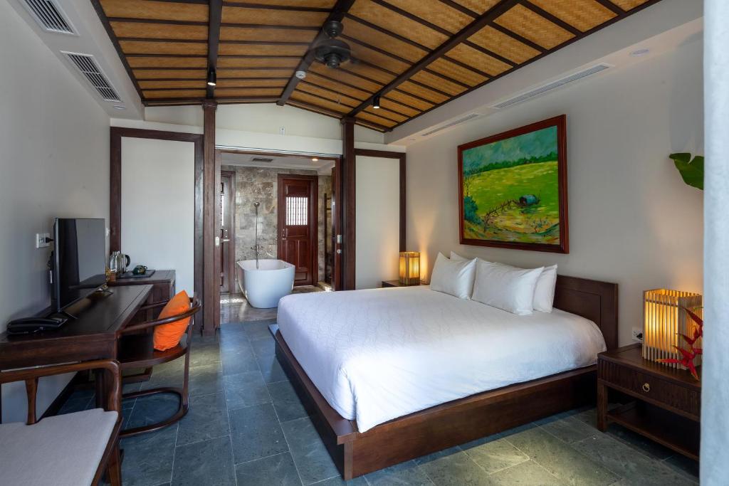 TV a/nebo společenská místnost v ubytování Nghê Prana Hotel and Spa Hoi An