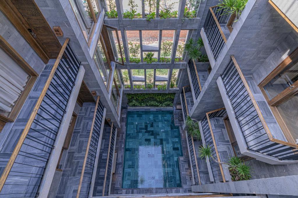 een uitzicht over een zwembad in een gebouw met trappen bij Le Boutique Danang in Da Nang