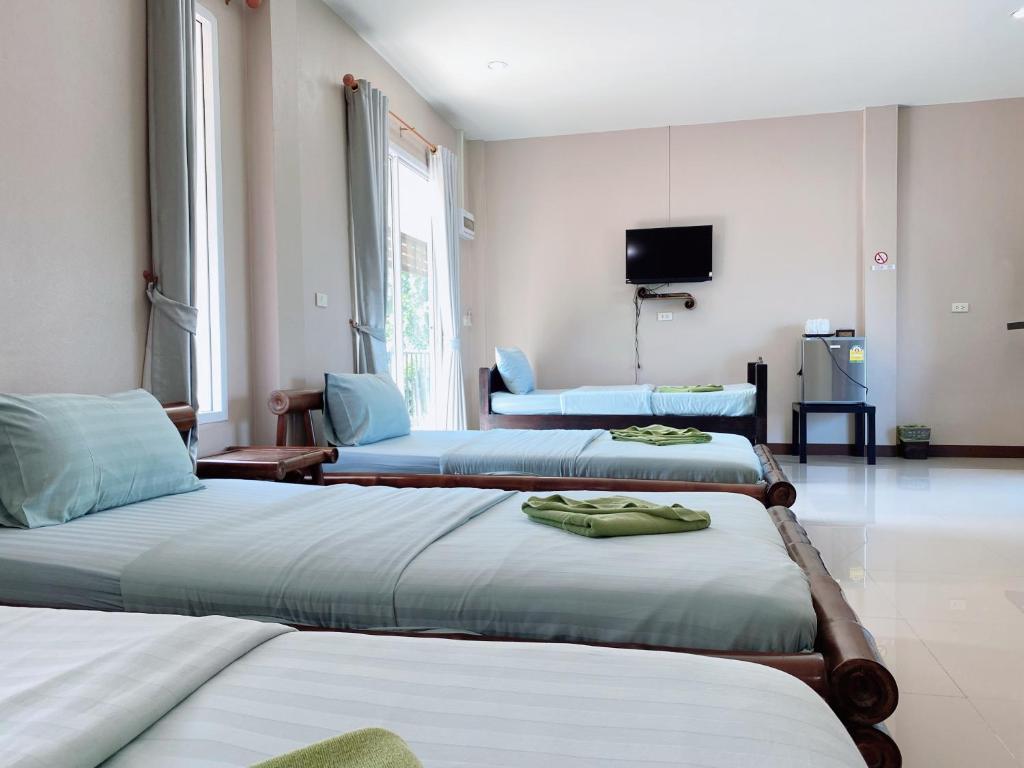 Postel nebo postele na pokoji v ubytování บ้านชมเขา - Baan Chom Khao