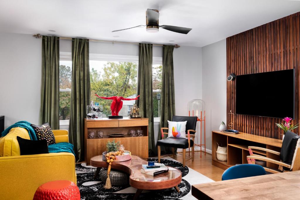 Eclectic Mid Century Modern 3BD/3BA with *Hot Tub* - Three-Bedroom House
