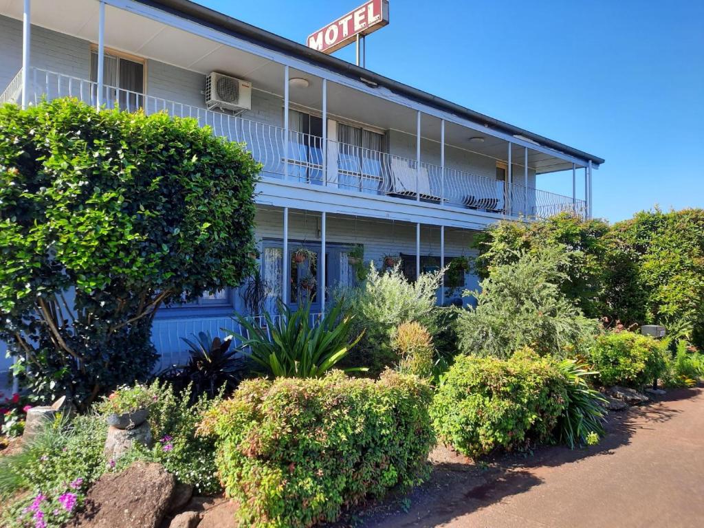 um edifício com um monte de plantas na frente dele em Flying Spur Motel em Toowoomba