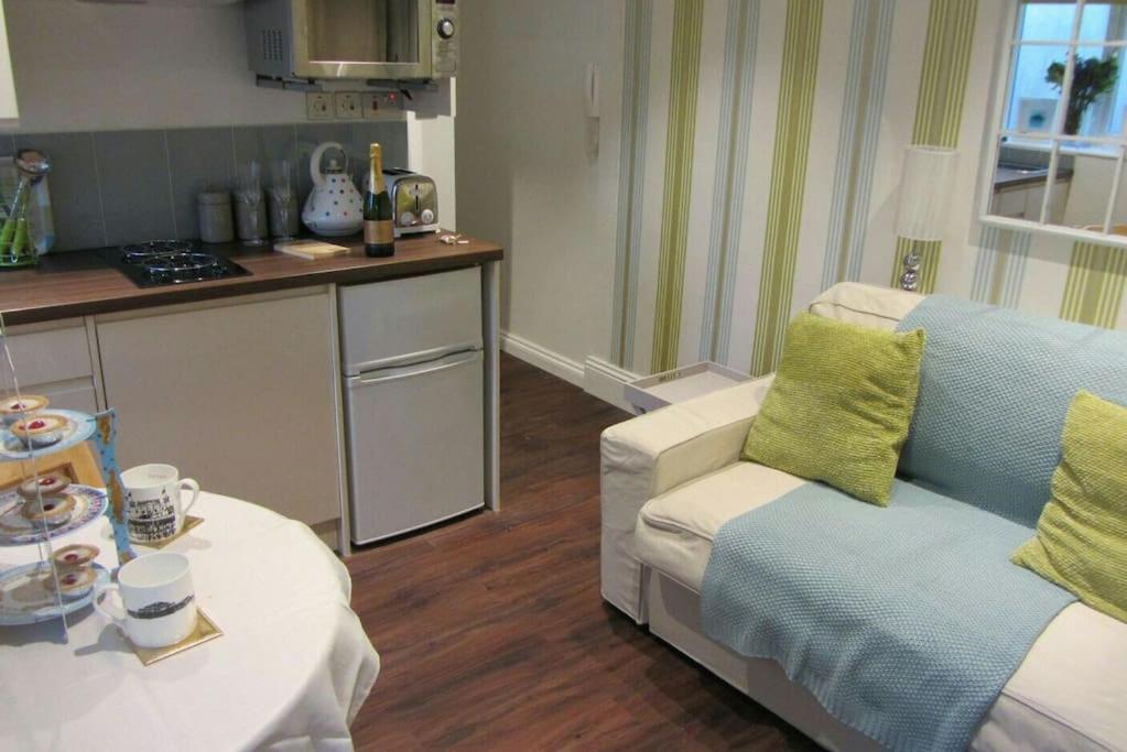 una sala de estar con un sofá y una mesa en Between Piers, the stylish studio flat in Cannon place, en Brighton & Hove