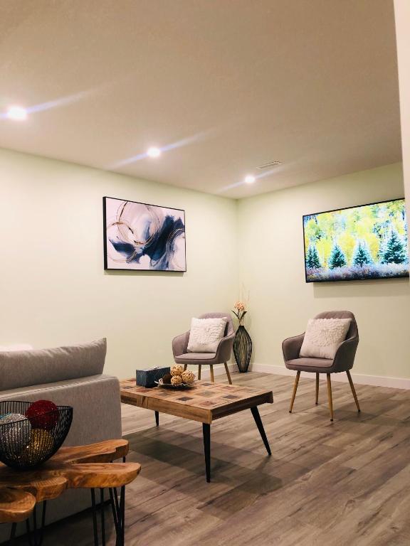 Lovely 2bedroom suite with private entrance, Calgary (updated prices 2024)