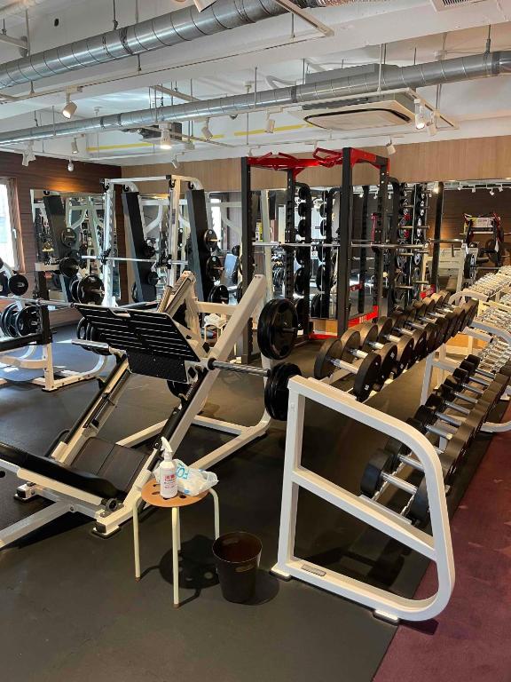 Fitness centrum a/nebo fitness zařízení v ubytování 男性限定 サウナ&カプセル&ジム&岩盤浴&漫画 ミナミ立川 Men Only Sauna,Capsule,Gym,Bedrock Bath,Comic Minami Tachikawa