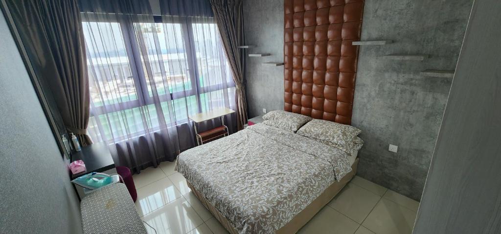 - une petite chambre avec un lit et une fenêtre dans l'établissement Anggerik I Liberty I City Homestay, à Shah Alam