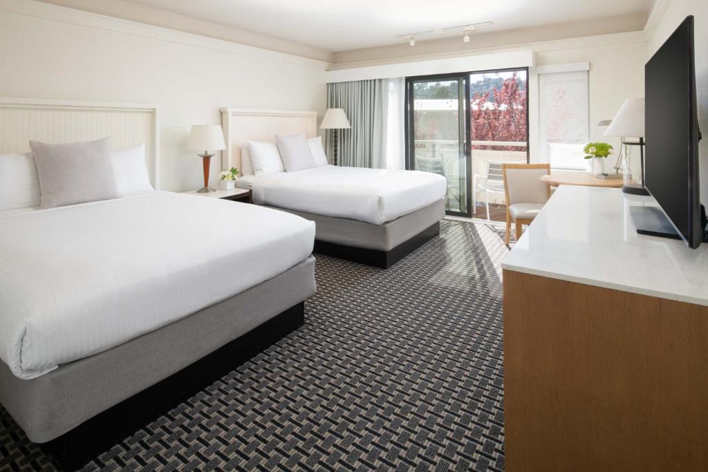 The Lodge at Tiburon - Deluxe Room With Two Queen Beds