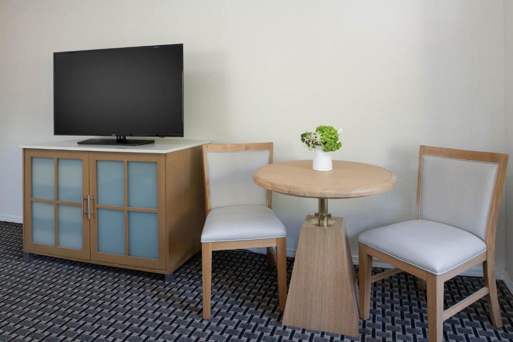 The Lodge at Tiburon - Standard King Room