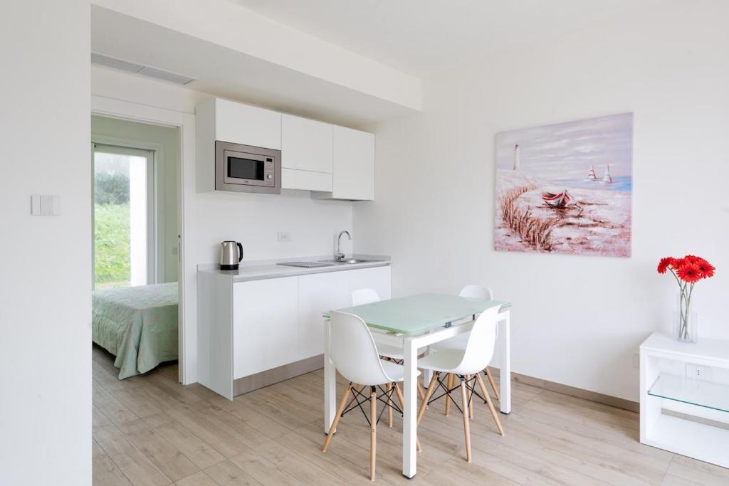 A kitchen or kitchenette at Resort con piscina a soli 250 mt dalla spiaggia La Pelosa