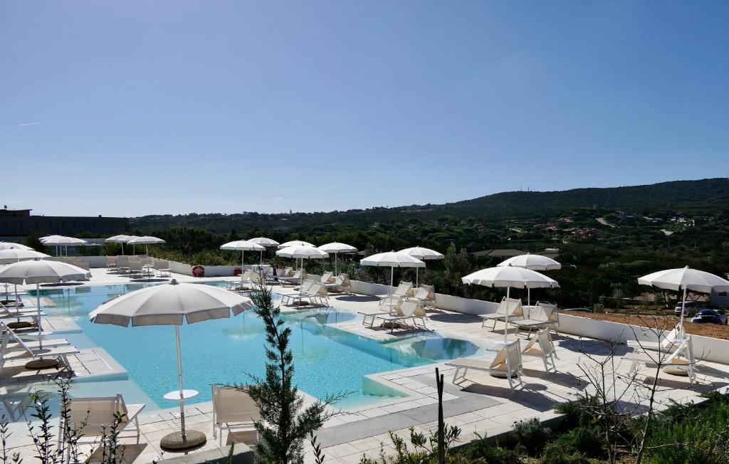 The swimming pool at or close to Resort con piscina a soli 250 mt dalla spiaggia La Pelosa