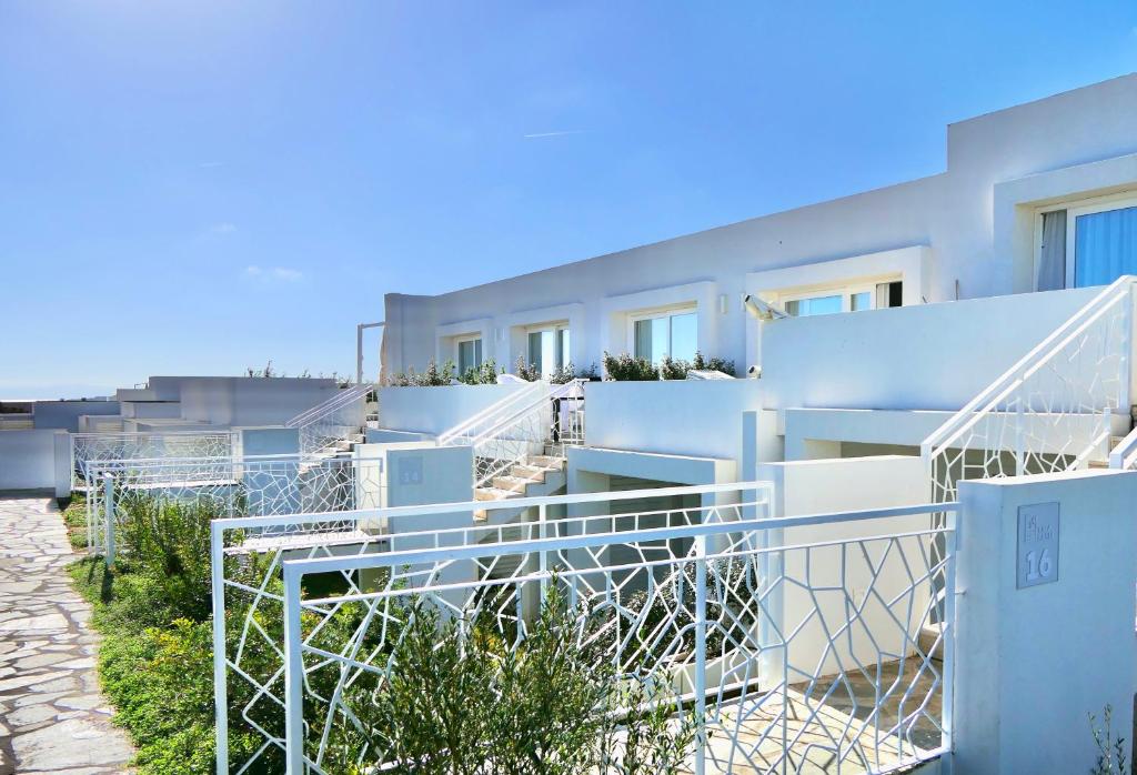 A balcony or terrace at Resort con piscina a soli 250 mt dalla spiaggia La Pelosa