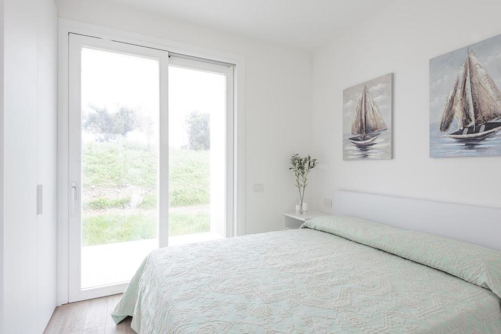 A bed or beds in a room at Resort con piscina a soli 250 mt dalla spiaggia La Pelosa