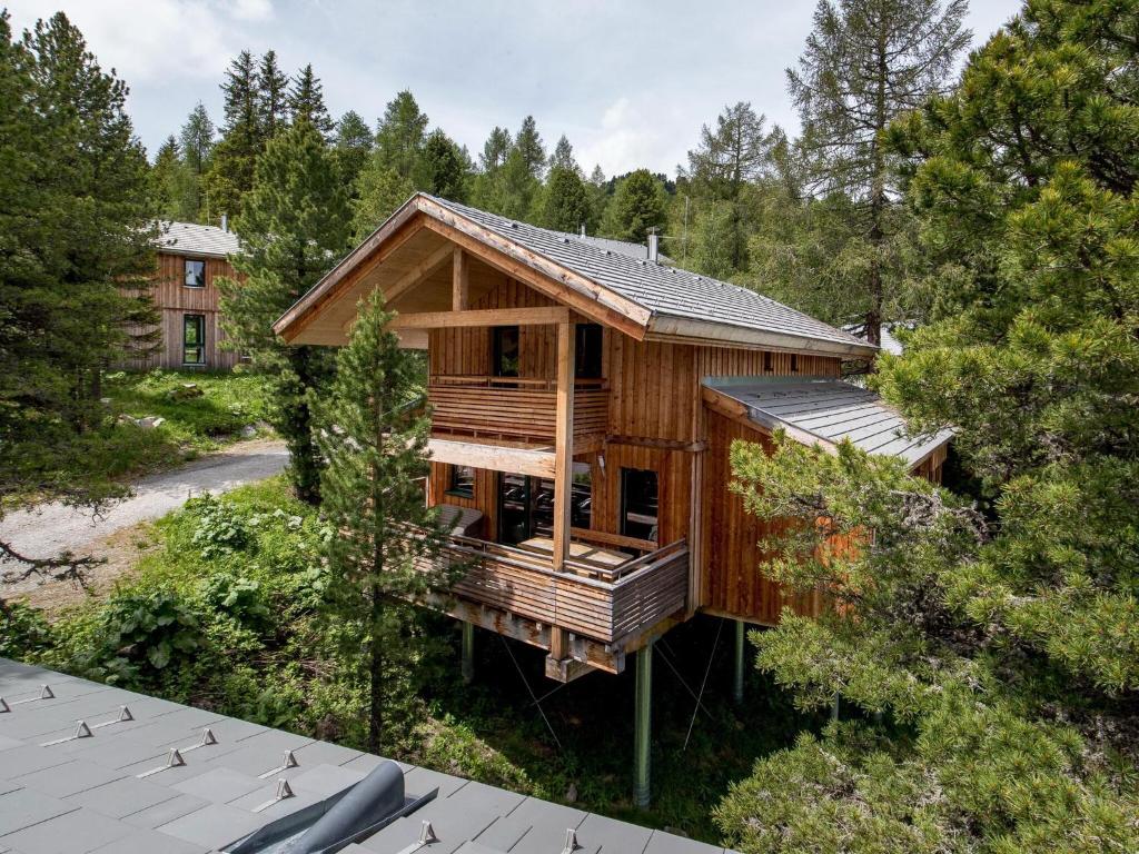 an overhead view of a log cabin in the woods at Chalet Alpenpark Turracherhöhe 2 in Turracher Hohe