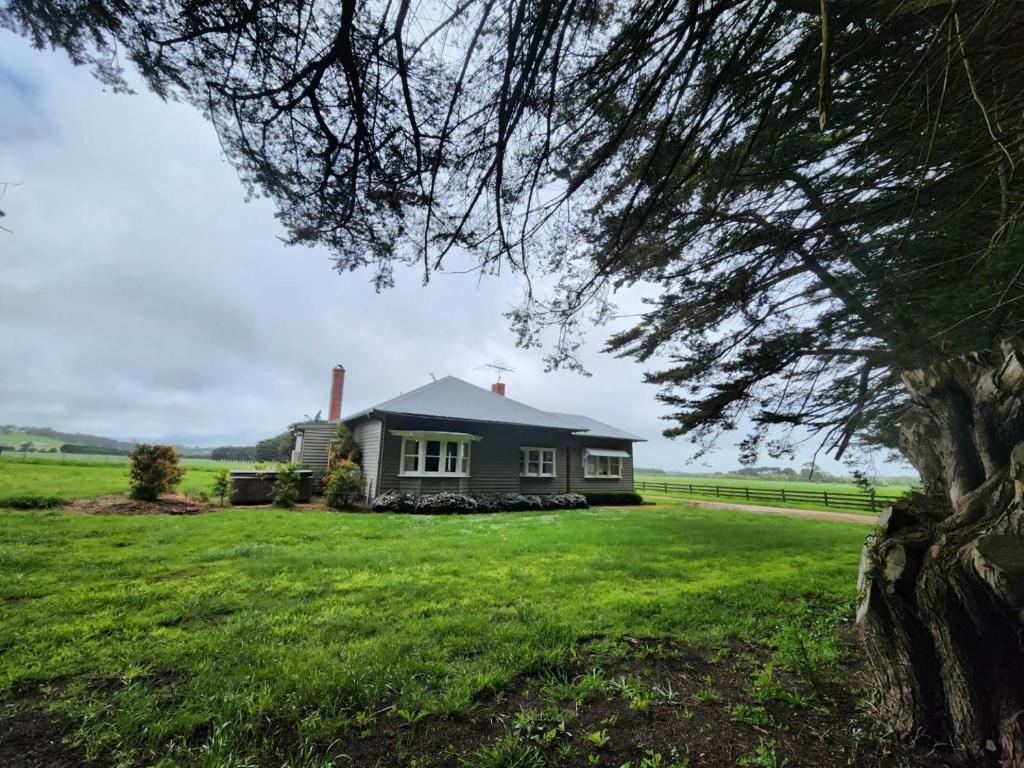 RomseyにあるDeepfields Romsey Cottagesの木の植えられた緑地の家