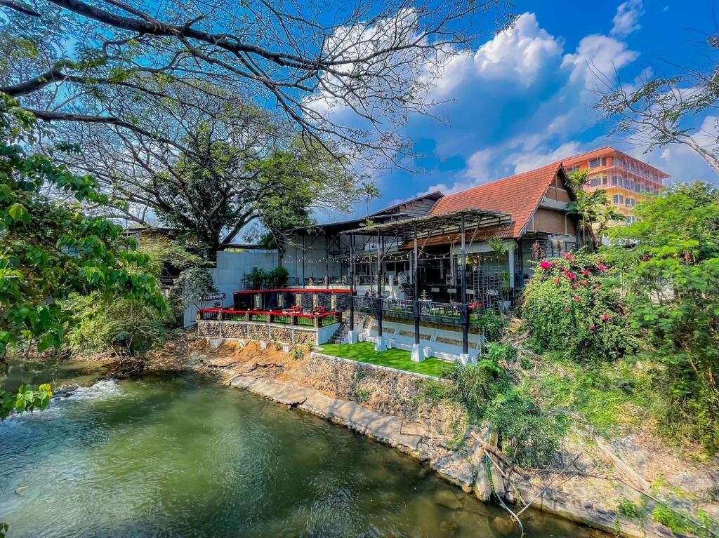 uma casa com um rio em frente em Rimtarn Hotel Pakchong em Pak Chong