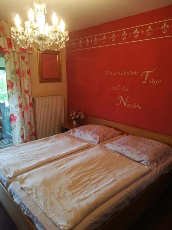 1 dormitorio con 1 cama con un cartel en la pared en Apartment Christopherhof 56 Grafenwiesen, en Grafenwiesen