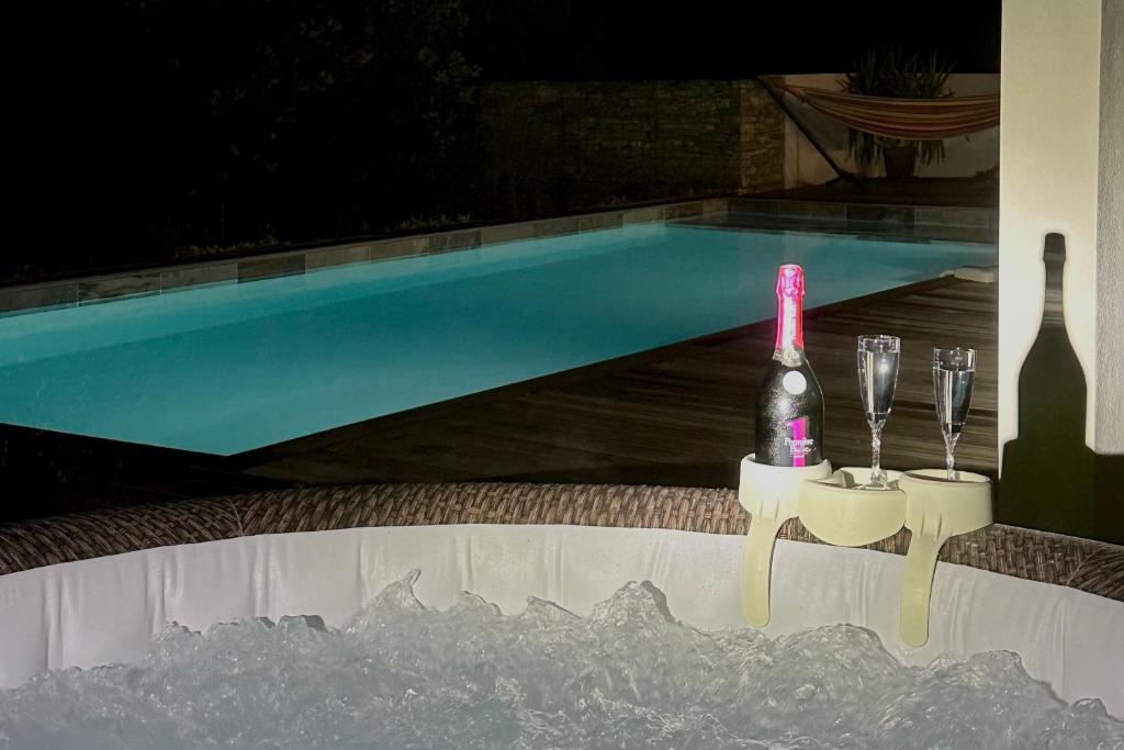 Bazén v ubytovaní Villa Blanche, Contemporary, Cathars, Couiza, Carcassonne alebo v jeho blízkosti