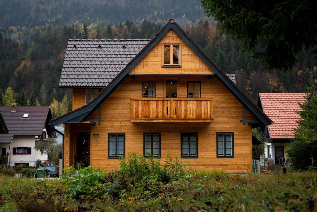 una grande casa in legno con tetto a gambero di Hiša Leska a Kranjska Gora