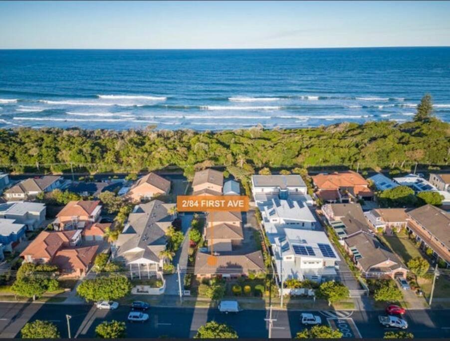 uma vista aérea de uma casa ao lado do oceano em The Sandy Villa 150 meters from Sawtell Beach em Sawtell