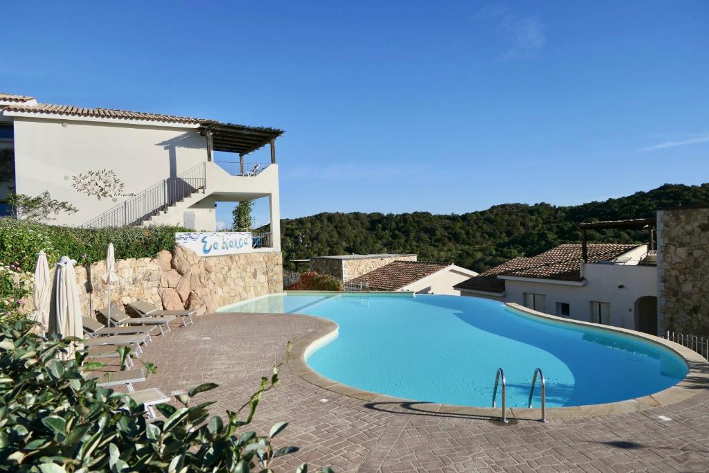 een groot zwembad voor een huis bij Residence con piscina a 4 km da Baja Sardinia in Cala Bitta