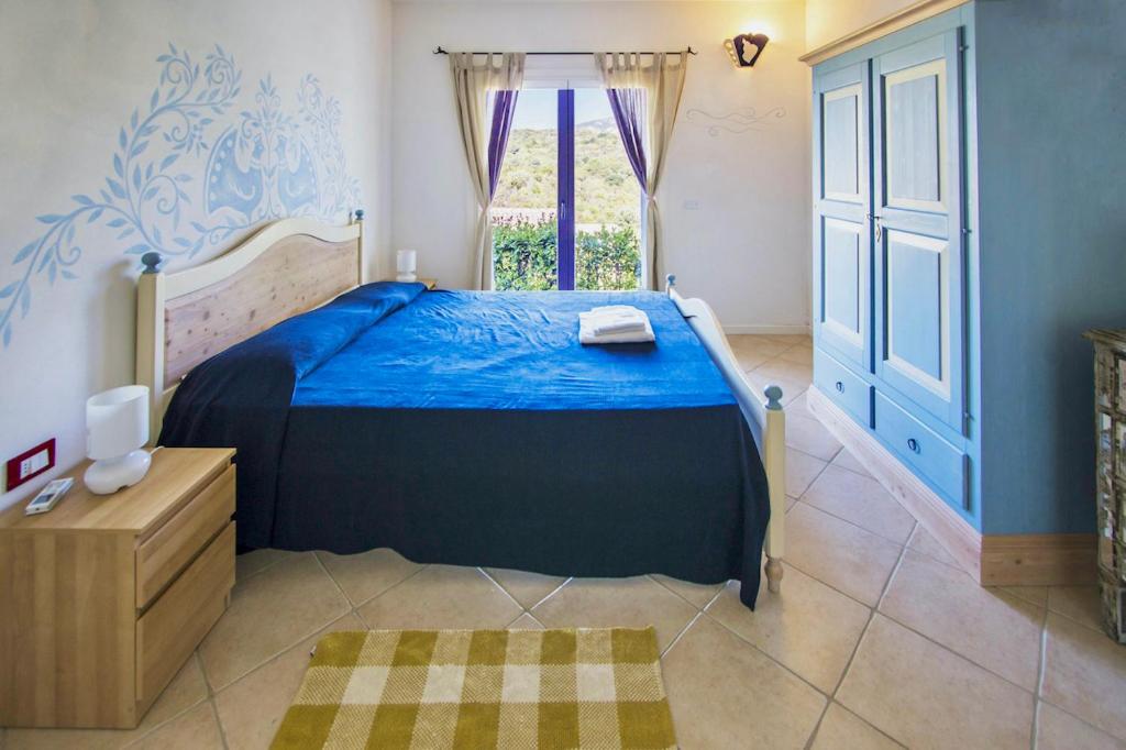 Łóżko lub łóżka w pokoju w obiekcie Residence con piscina a 4 km da Baja Sardinia