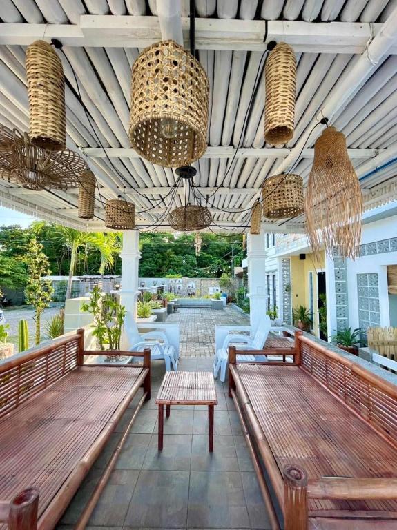 Restaurace v ubytování REEF HOUSE BACNOTAN White sand beach front with Private Swimming pool
