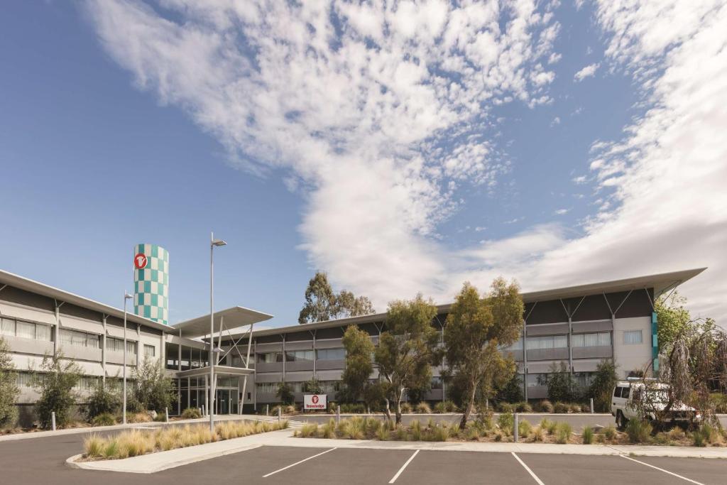 een lege parkeerplaats voor een gebouw bij Travelodge Hotel Hobart Airport in Cambridge