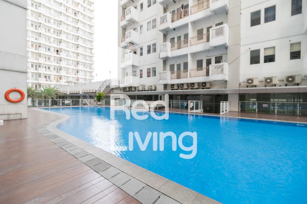 una piscina en medio de un edificio en RedLiving Apartemen Sentul Tower - Skyland en Bogor
