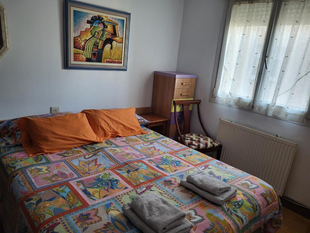 1 dormitorio con 1 cama con 2 toallas en Habitación privada, en Castro Urdiales