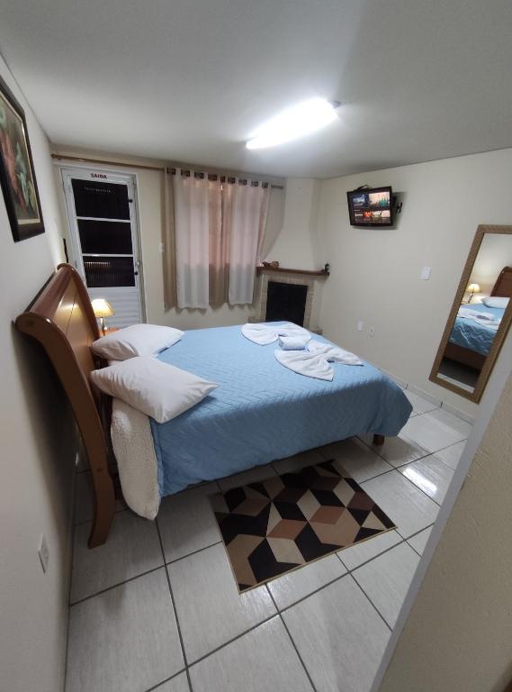 Giường trong phòng chung tại chales e aptos Carvalhos em monte verde