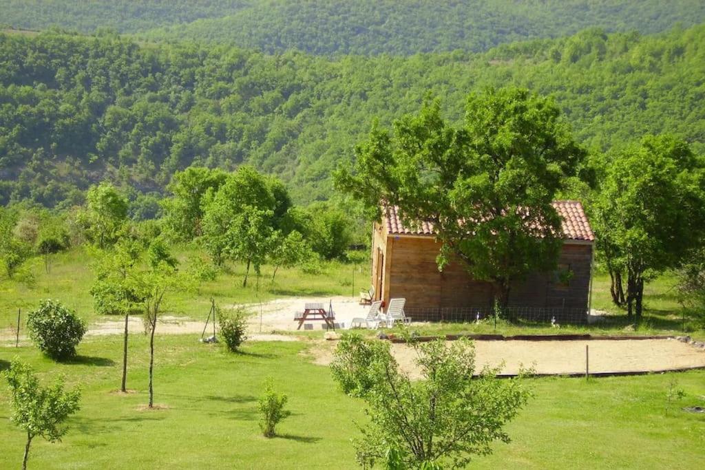 une petite cabine au milieu d'un champ dans l'établissement Gîte indépendant au calme avec vue panoramique, à Rocamadour