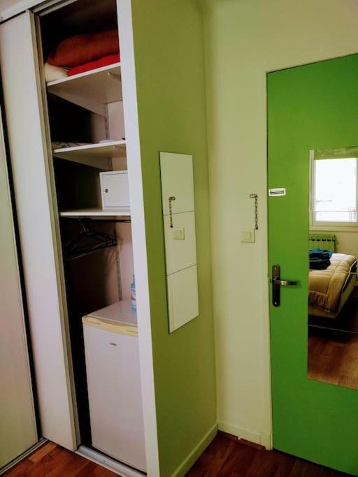 an empty room with a green door and a bedroom at Le Passe-Port pour Marseille in Marseille
