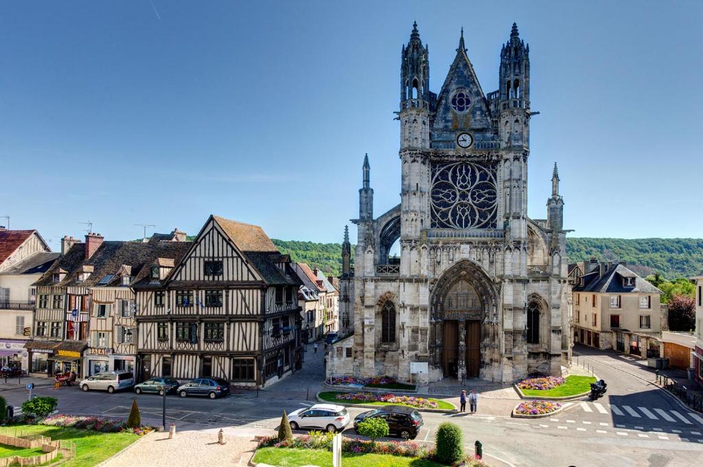 starą katedrę z wieżą zegarową w mieście w obiekcie Homedésir - Le Marché Electrik Vernon-Giverny - Claude Monet - Downtown w mieście Vernon