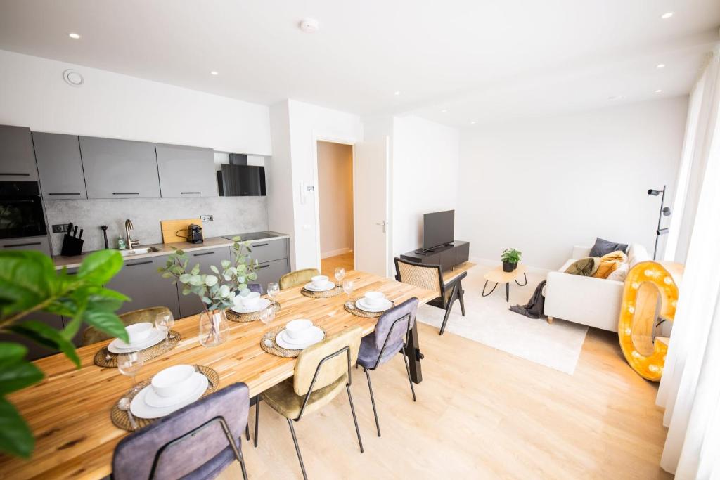 een eetkamer en een woonkamer met een tafel en stoelen bij Premium 2 Bedroom Serviced Apartment 71M2 -VP2C- in Rotterdam